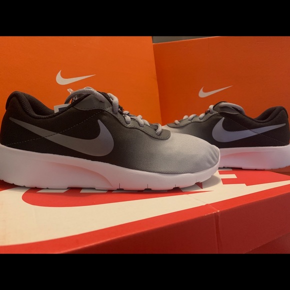Nike Tanjun running shoes women’s 6 - Picture 4 of 4